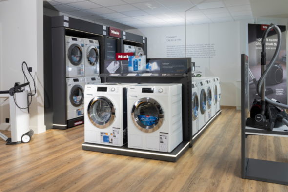 Overzicht van de wasmachines en droogkasten in de toonzaal van Miele Center Bingé Evergem